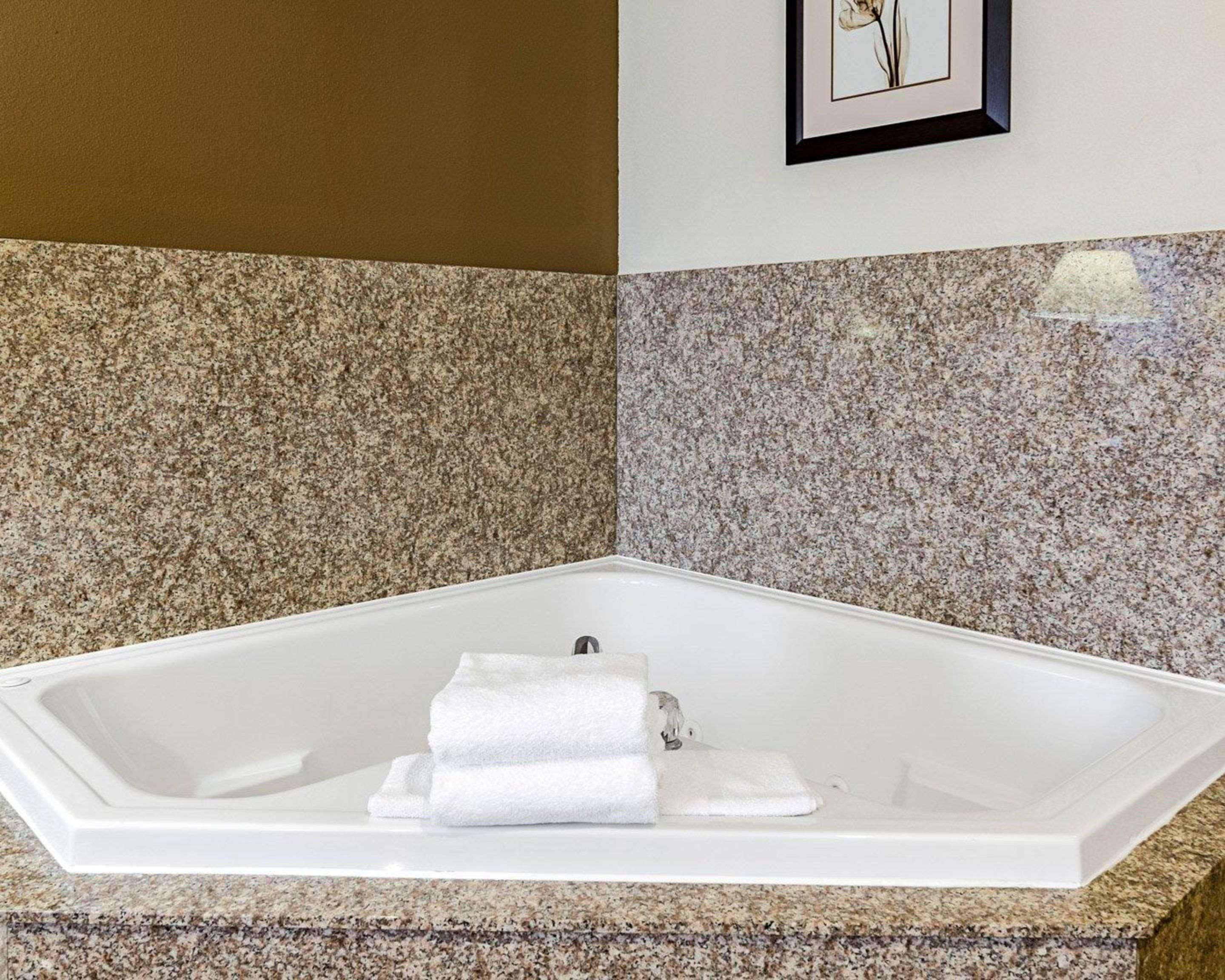 Comfort Inn&Suites Lawrence Extérieur photo