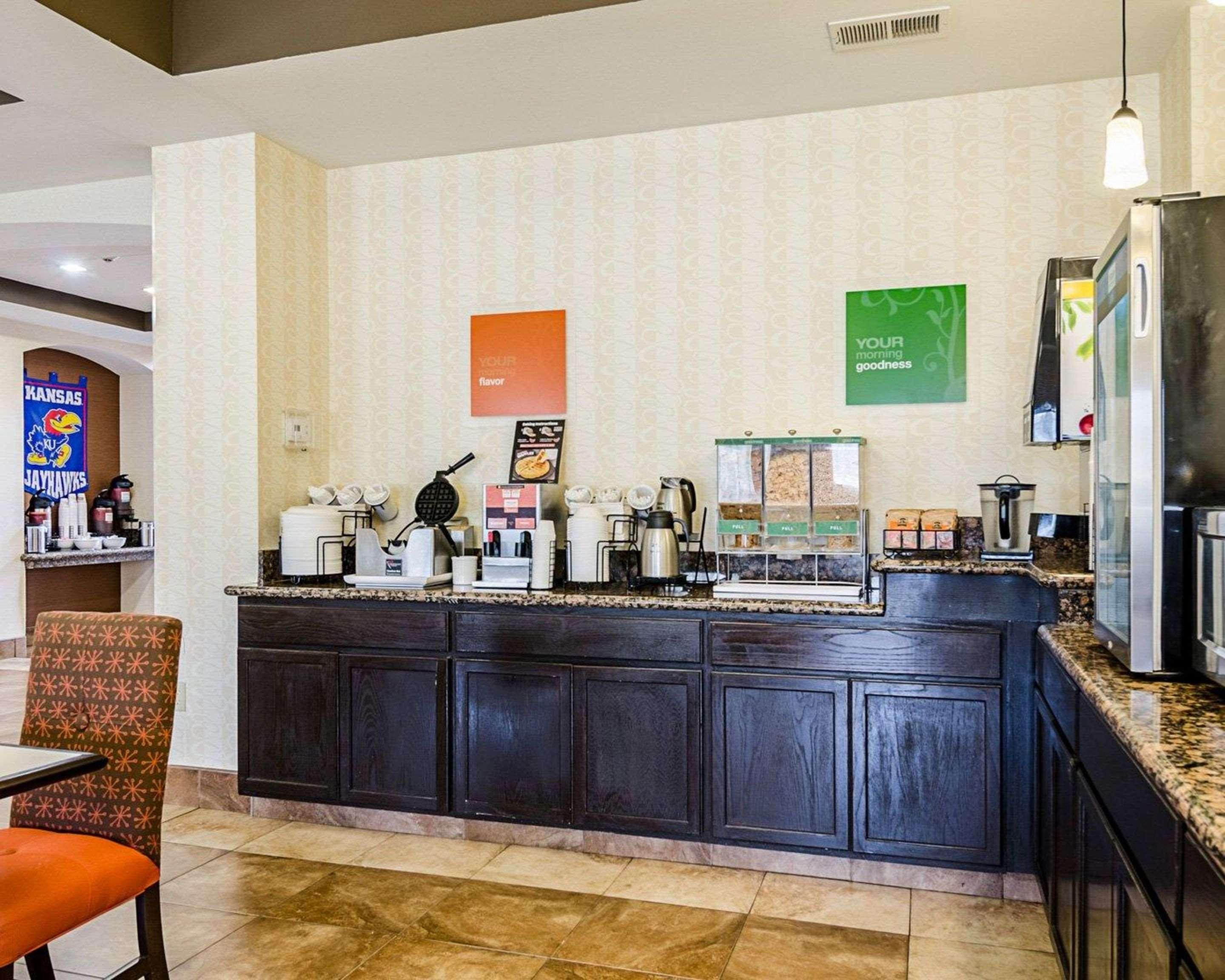 Comfort Inn&Suites Lawrence Extérieur photo